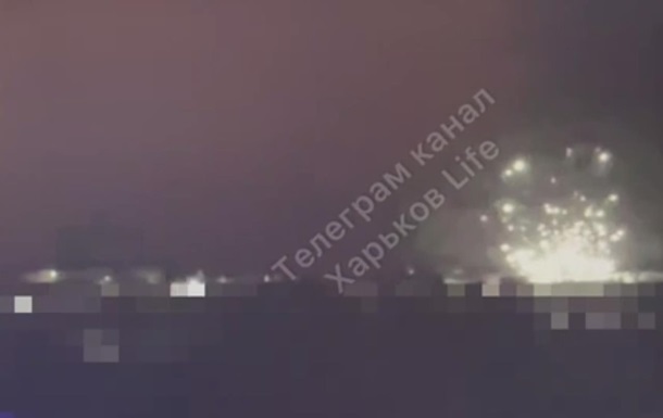 Попадание в дворец культуры в лозовой. Харьков прилетела ракета. Харьков прилетела ракета. Попадание ракеты с 300 в жилой дом харькове. Неразорвавшаяся ракета в доме.